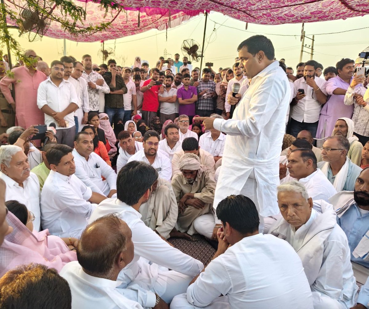Balbir_MLA's tweet photo. आज लोकप्रिय सांसद चौ. @DeependerSHooda जी के साथ बवानीखेड़ा में धरनारत पीड़ित परिवारों के बीच पहुंचकर उनकी मांगों का समर्थन किया। BJP सरकार को 50 सालों से बसे परिवारों को उजाड़ने का कोई नैतिक अधिकार नहीं है। सरकार का काम गरीबों का घर बसाना है उजाड़ना नहीं। https://t.co/Jav5yZRVOh
