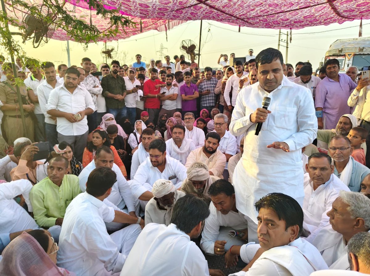 Balbir_MLA's tweet photo. आज लोकप्रिय सांसद चौ. @DeependerSHooda जी के साथ बवानीखेड़ा में धरनारत पीड़ित परिवारों के बीच पहुंचकर उनकी मांगों का समर्थन किया। BJP सरकार को 50 सालों से बसे परिवारों को उजाड़ने का कोई नैतिक अधिकार नहीं है। सरकार का काम गरीबों का घर बसाना है उजाड़ना नहीं। https://t.co/Jav5yZRVOh