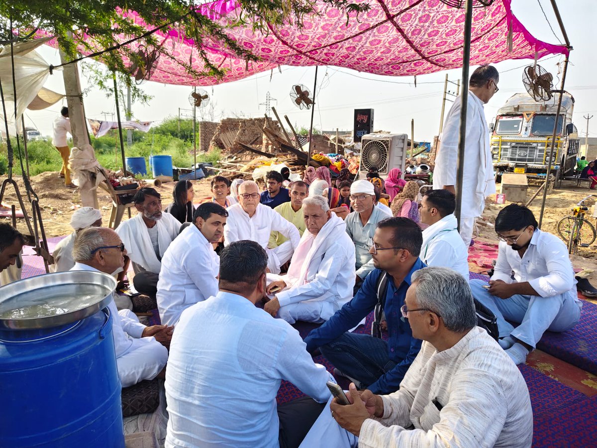 Balbir_MLA's tweet photo. आज लोकप्रिय सांसद चौ. @DeependerSHooda जी के साथ बवानीखेड़ा में धरनारत पीड़ित परिवारों के बीच पहुंचकर उनकी मांगों का समर्थन किया। BJP सरकार को 50 सालों से बसे परिवारों को उजाड़ने का कोई नैतिक अधिकार नहीं है। सरकार का काम गरीबों का घर बसाना है उजाड़ना नहीं। https://t.co/Jav5yZRVOh