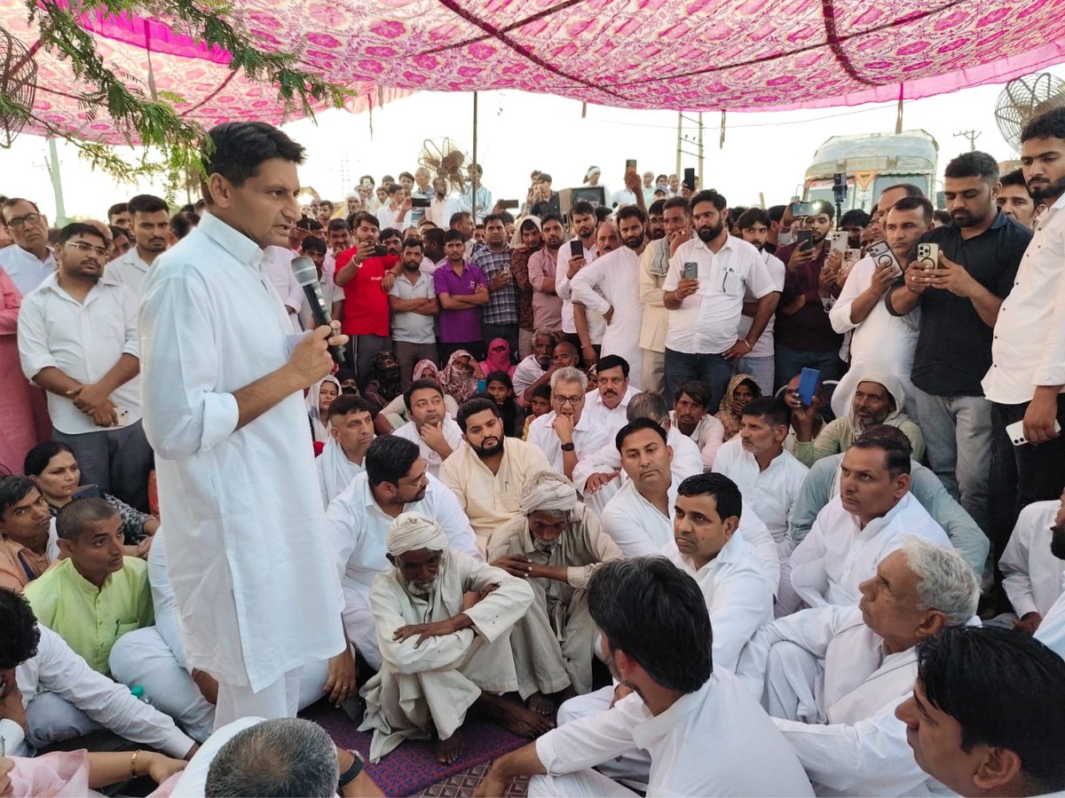 Balbir_MLA's tweet photo. आज लोकप्रिय सांसद चौ. @DeependerSHooda जी के साथ बवानीखेड़ा में धरनारत पीड़ित परिवारों के बीच पहुंचकर उनकी मांगों का समर्थन किया। BJP सरकार को 50 सालों से बसे परिवारों को उजाड़ने का कोई नैतिक अधिकार नहीं है। सरकार का काम गरीबों का घर बसाना है उजाड़ना नहीं। https://t.co/Jav5yZRVOh