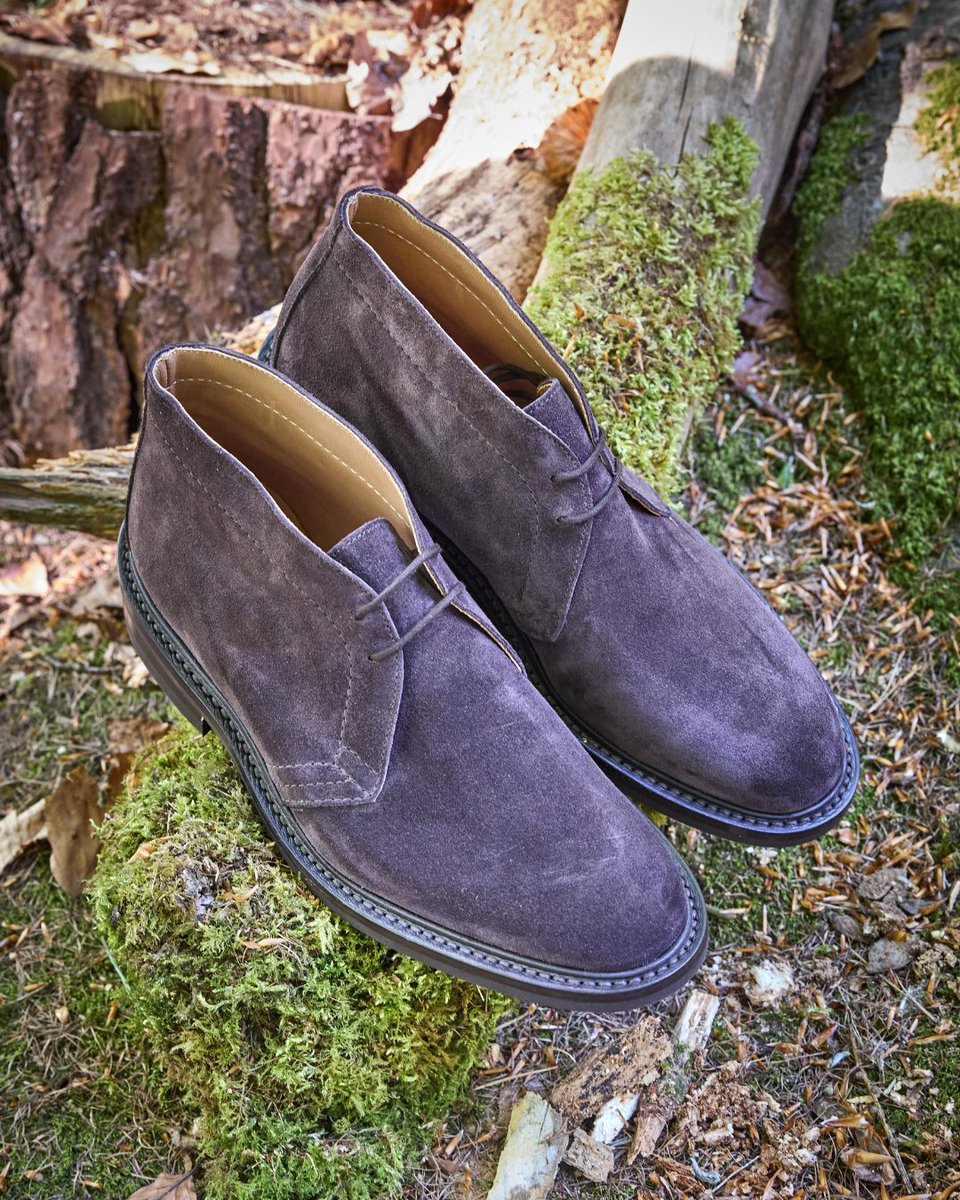 TrickersShoes's tweet photo. Chukka boots remain an easy choice through the warmer months, sitting comfortably between casual and formal wear.

Light enough for spring and summer occasions, yet structured enough to carry through weddings, dinners and evenings outdoors. https://t.co/boyNJNsKbF