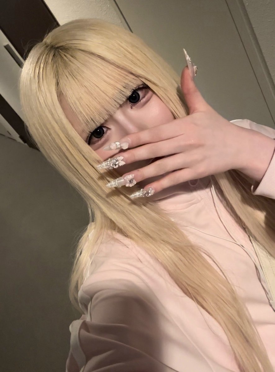 ltx2zh's tweet photo. 写真の彩度だけ落としたけど無加工の僕です https://t.co/z8v0FH8Fpo