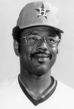 omnihumble's tweet photo. @BBGreatMoments Bob Watson. I was 4 years old when he picked me up from the stands (with Dad's permission of course) and brought me to meet all the players that were on the field while they were stretching. Man, I miss him. RIP https://t.co/dKi0BmA6Vp