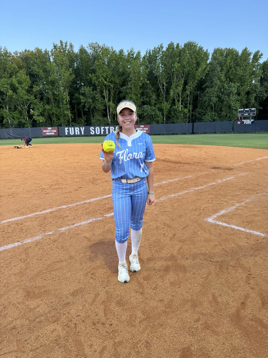 ACFSOFTBALL's tweet photo. 1st HR as a Falcon! https://t.co/mdBu4yBh2g