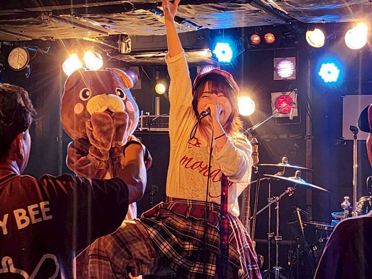 HONEYBEE_2017's tweet photo. 【🐝 両国SUNRIZE 🐝】

5/15(金)
@ 両国SUNRIZE

1. ミカヅキ
2. セブンティーン
3. パラレルワールド
4. 珊瑚色の夏
5. TOKYO DIARY

ありがとうございました！

#HONEYBEE https://t.co/ZvGFaQvPIx