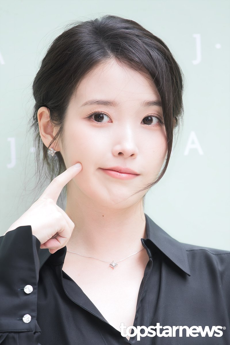 S24IU's tweet photo. 지은언니생일축하해요아랑해요
#장원출신_아이유_생일입니다만
#HAPPY_JI3UN_D4Y
태어나줘서고마워요너무보고싶어요 https://t.co/IDSbGNQA1N