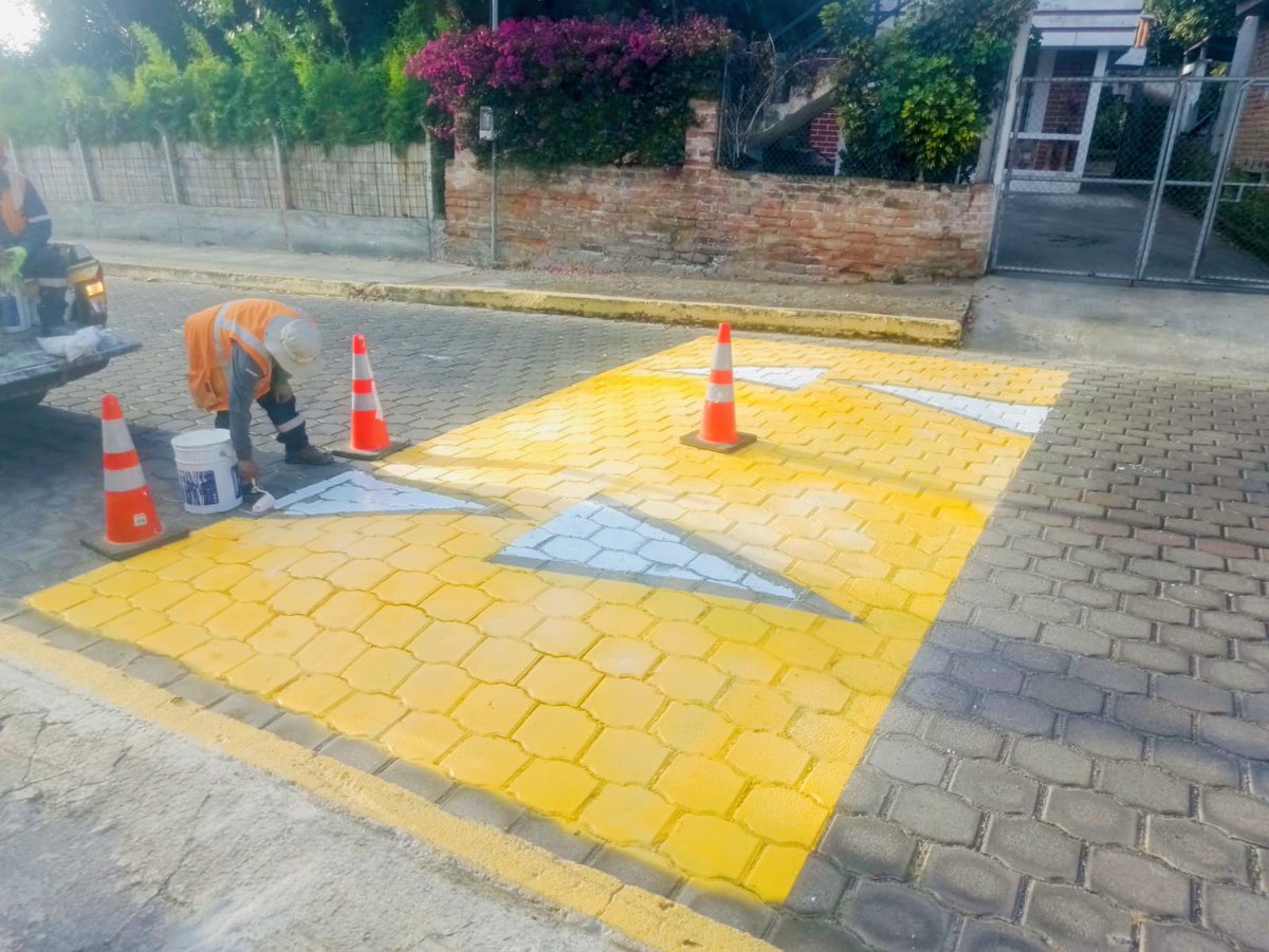 ObrasQuito's tweet photo. ✅ #SeñalizaciónVial | Avanzamos con el mantenimiento de la señalización vial en varios sectores de Quito✅

Trabajamos en reductores de velocidad, canalizadores, cebras, chevrones, flechas y más, para mejorar la seguridad de peatones y conductores.

📍 Calle S47D
📍 Av. Maldonado
📍 Av. Quitumbe
📍 Beaterio
📍 Pifo, entre otros sectores

#QuitoRenace
#QuitoNoSeDetiene