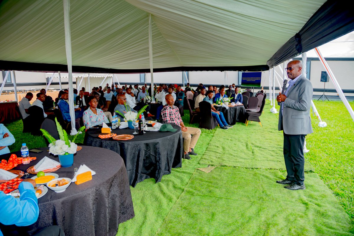 GatsiboDistrict's tweet photo. Umunyamabanga Nshingwabikorwa @JeanneNhabimana n'Abakozi b'Intara bifatanyije n'Abakozi b'Akarere kwizihiza umunsi w'Umurimo ku nsanganyamatsiko igira iti "Gufatanya guteza imbere ubumenyi, kongera ihangwa ry'imirimo &amp; guteza imbere ubudahangarwa bw'ubukungu bw’imbere mu Gihugu." https://t.co/ESFOCE1bBk