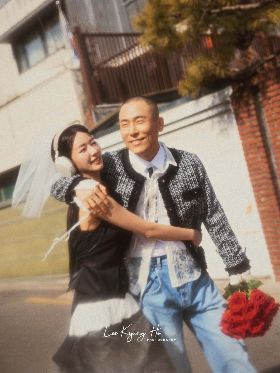 hlxnews_HQ's tweet photo. Ahead of their wedding on May 16, photographer Lee Kyung Ho shared beautiful wedding photos of Bomi and Rado in their wedding attire. They look like such a perfect match, and Bomi looks absolutely stunning 🤍💐
source: https://t.co/cM68kLo7KX

#윤보미 #라도 https://t.co/InjvuNDRvq