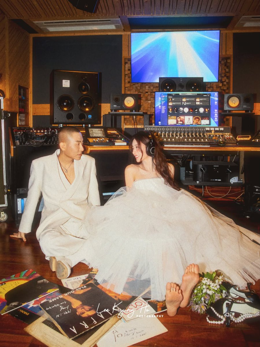 hlxnews_HQ's tweet photo. Ahead of their wedding on May 16, photographer Lee Kyung Ho shared beautiful wedding photos of Bomi and Rado in their wedding attire. They look like such a perfect match, and Bomi looks absolutely stunning 🤍💐
source: https://t.co/cM68kLo7KX

#윤보미 #라도 https://t.co/InjvuNDRvq