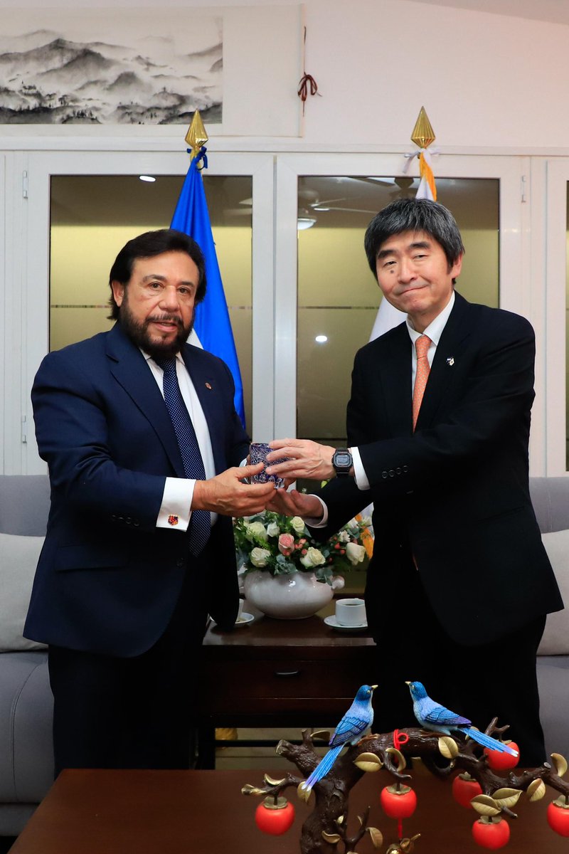 VCpresidenciaSV's tweet photo. El Vicepresidente de la República de El Salvador, Sr. Félix Ulloa hijo (@fulloa51), recibió al Embajador de Japón en El Salvador, Sr. SANO Taketoshi, con el propósito de continuar fortaleciendo los lazos de amistad, cooperación y diálogo político entre ambas naciones.🤝🏻🇯🇵

El Vicemandatario habló sobre la relación histórica entre El Salvador y Japón y agradeció la cooperación brindada en más de 400 proyectos a través de la Agencia de Cooperación Internacional del Japón (@jica_direct), desde 1990, enfocándose en educación, salud, agua y agricultura.

Conversaron sobre la construcción del Periférico Gerardo Barrios, en San Miguel, financiado mediante un préstamo del gobierno de Japón. La longitud total de la carretera es de aproximadamente 21 kilometros, representando una obra de construcción vial clave en la conectividad logística con la Carretera Panamericana, una importante red que conecta México con Panamá y atraviesa América Central y América Latina.

Mientras tanto, el Embajador SANO Taketoshi hizo referencia a los acercamientos sostenidos con distintas autoridades nacionales, en el marco de su labor orientada a ampliar y dinamizar las relaciones bilaterales.👌🏻 El Embajador realizó la presentación de cartas credenciales ante el Presidente de la República, Sr. @nayibbukele, en el mes febrero.

Ambos destacaron la histórica relación entre El Salvador y Japón, fundamentada en el respeto mutuo, la cooperación y los vínculos de amistad construidos a lo largo de los años. Asimismo, abordaron las próximas consultas políticas bilaterales, resaltando la importancia de mantener espacios de diálogo que permitan identificar nuevas oportunidades de colaboración.

El encuentro reafirmó la voluntad compartida de continuar profundizando las relaciones diplomáticas, promoviendo una agenda bilateral, el intercambio cultural y el fortalecimiento de los lazos de amistad entre los pueblos. 🇸🇻🇯🇵