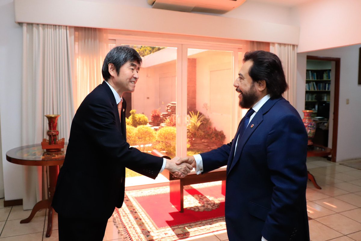 VCpresidenciaSV's tweet photo. El Vicepresidente de la República de El Salvador, Sr. Félix Ulloa hijo (@fulloa51), recibió al Embajador de Japón en El Salvador, Sr. SANO Taketoshi, con el propósito de continuar fortaleciendo los lazos de amistad, cooperación y diálogo político entre ambas naciones.🤝🏻🇯🇵

El Vicemandatario habló sobre la relación histórica entre El Salvador y Japón y agradeció la cooperación brindada en más de 400 proyectos a través de la Agencia de Cooperación Internacional del Japón (@jica_direct), desde 1990, enfocándose en educación, salud, agua y agricultura.

Conversaron sobre la construcción del Periférico Gerardo Barrios, en San Miguel, financiado mediante un préstamo del gobierno de Japón. La longitud total de la carretera es de aproximadamente 21 kilometros, representando una obra de construcción vial clave en la conectividad logística con la Carretera Panamericana, una importante red que conecta México con Panamá y atraviesa América Central y América Latina.

Mientras tanto, el Embajador SANO Taketoshi hizo referencia a los acercamientos sostenidos con distintas autoridades nacionales, en el marco de su labor orientada a ampliar y dinamizar las relaciones bilaterales.👌🏻 El Embajador realizó la presentación de cartas credenciales ante el Presidente de la República, Sr. @nayibbukele, en el mes febrero.

Ambos destacaron la histórica relación entre El Salvador y Japón, fundamentada en el respeto mutuo, la cooperación y los vínculos de amistad construidos a lo largo de los años. Asimismo, abordaron las próximas consultas políticas bilaterales, resaltando la importancia de mantener espacios de diálogo que permitan identificar nuevas oportunidades de colaboración.

El encuentro reafirmó la voluntad compartida de continuar profundizando las relaciones diplomáticas, promoviendo una agenda bilateral, el intercambio cultural y el fortalecimiento de los lazos de amistad entre los pueblos. 🇸🇻🇯🇵