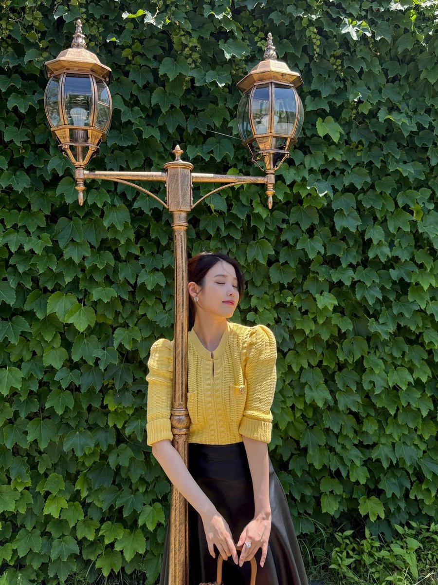 jeon_shell's tweet photo. #HappIUDay 🐣🎂🎉💝🎁👑🍱🍔🥳
Saengil chukkhaye Eonnie~ may you have a blastful day and joyous year ahead. Eat well sleep well....also stay healthy, happy and safe❤️😍😘🤩🥰💞💖💕❣️ https://t.co/JRqiuBmvZL