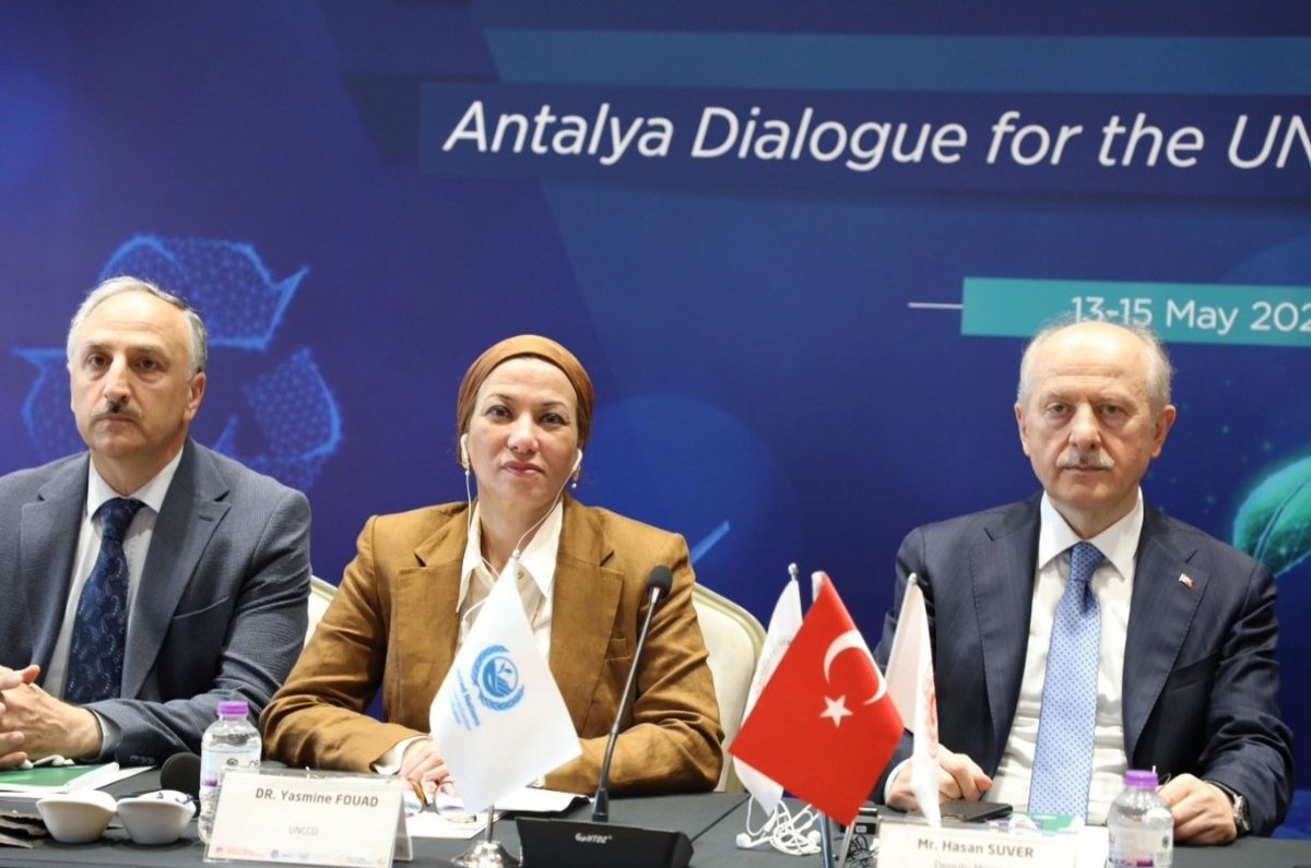 cemgovtr's tweet photo. 📍 Rio Sözleşmeleri İçin Stratejik Antalya Diyaloğu tamamlandı.
@cemgovtr ev sahipliğinde ve @UNCCD G20 Küresel Arazi Girişimi iş birliğiyle gerçekleştirilen uluslararası toplantıda;
🌱 Arazi restorasyonu,
🌿 Biyolojik çeşitliliğin korunması,
🌍 İklim değişikliğiyle mücadele,
🤝 Uygulama odaklı iş birlikleri ele alındı.
G20 ülkeleri, uluslararası kuruluşlar ve uzmanların katılımıyla gerçekleştirilen Antalya Diyaloğu kapsamında, Rio Sözleşmeleri arasında daha güçlü ve entegre iş birliği mekanizmalarının geliştirilmesine yönelik önemli değerlendirmelerde bulunuldu.

#AntalyaDiyaloğu #RioSözleşmeleri #AraziRestorasyonu #SürdürülebilirAraziYönetimi #UNCCD #İklimDeğişikliği

https://t.co/hXz0ND8Llq