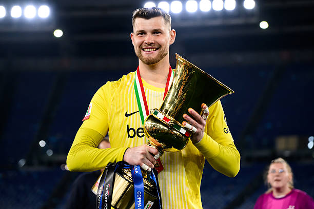 FansNerazzurri's tweet photo. Per Matteo Moretto, Inter memutuskan Josep Martinez sebagai kiper utama tim musim depan, tidak ada lagi nama Vicario dalam pertimbangan.

Sementara untuk kiper pilihan kedua masih dalam tahap evaluasi, Sommer menawarkan diri tapi jelas Inter meminta penyesuaian gaji, ada nama Ivan Provedel yang ditawarkan.

Kiper ketiga akan tetap menjadi milik Di Gennaro.