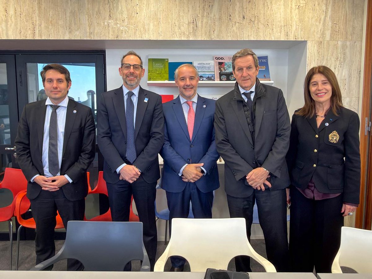 PromocionARG's tweet photo. MÁS COMERCIO, MÁS INVERSIÓN Y MÁS OPORTUNIDADES PARA ARGENTINA 🇦🇷🤝🇫🇷

En un encuentro con empresarios franceses, Diego Sucalesca, presidente ejecutivo de PromArgentina, destacó el potencial que abre el acuerdo Mercosur–Unión Europea para impulsar exportaciones, atraer inversiones y fortalecer el vínculo estratégico entre ambos países.

Además, PromArgentina presentó su agenda de promoción internacional y confirmó la participación argentina en SIAL Paris 2026, el evento más importante del mundo para la industria de alimentos y bebidas.

Argentina sigue generando nuevas oportunidades para crecer y competir en los mercados globales.