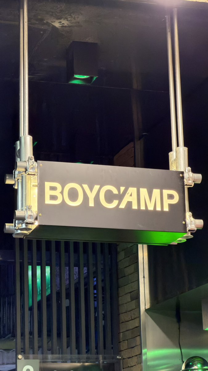 Anwhoorg's tweet photo. รีวิว Boycamp ครั้งแรกเริ่มด้วยคืนวันเสาร์เลย ค่าเข้า 500 บาท ได้ 2 ดื่ม ร้านอยู่หน้าซอยพัฒน์พงษ์ อยู่ชั้น 3 ตึกเดียวกับ Barber ธีมวันเสาร์คือหลังตี 2 เป็น Underware แต่ก่อนหน้านั้นคือให้ถอดเสื้อเข้าไปก่อน 

ขอรีวิวสั้นๆ ด้วย 3 คำ นัว ฟิน เสียว บอกเลยว่าต้องไป

อ่านเต็มๆในแอคล็อค https://t.co/7xh7kjfCzm