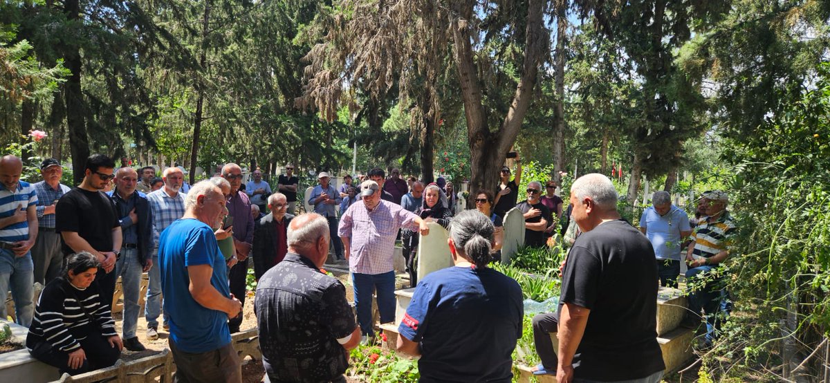 SCPGenelMerkez's tweet photo. Bugün yoldaşımız Hasan Toprak’ı sonsuzluğa uğurladık…

Cenaze törenine MKK üyemiz Yusuf Çelik ve parti yöneticilerimiz de katılarak Hasan Toprak’ı son yolculuğunda yalnız bırakmadı.

Hayatı boyunca bağımsızlık, devrim ve sosyalizm mücadelesinden geri durmayan Hasan Toprak’ın anısı mücadelemizde yaşamaya devam edecek.

Devri daim olsun. ✊🏻