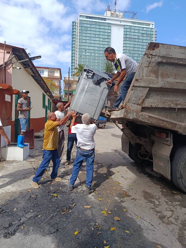 Minjus_Cuba's tweet photo. El encuentro inició con el análisis del pronóstico de la temporada ciclónica, las acciones realizadas para la reducción de riesgos y desastres.
Posteriormente, procedimos al saneamiento en el centro y su entorno, en conjunto con la familia de #AZCUBA.
#CubaEstáFuerte 🇨🇺 https://t.co/BnlkEqW9sF
