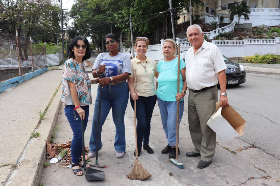 Minjus_Cuba's tweet photo. El encuentro inició con el análisis del pronóstico de la temporada ciclónica, las acciones realizadas para la reducción de riesgos y desastres.
Posteriormente, procedimos al saneamiento en el centro y su entorno, en conjunto con la familia de #AZCUBA.
#CubaEstáFuerte 🇨🇺 https://t.co/BnlkEqW9sF