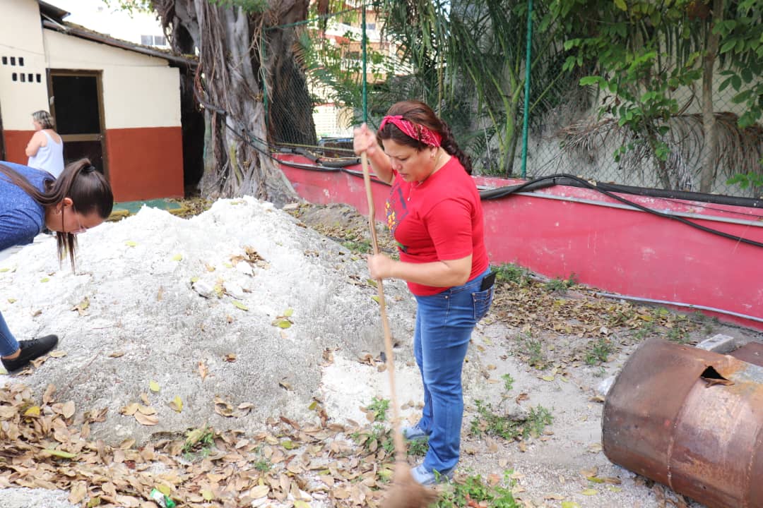 Minjus_Cuba's tweet photo. El encuentro inició con el análisis del pronóstico de la temporada ciclónica, las acciones realizadas para la reducción de riesgos y desastres.
Posteriormente, procedimos al saneamiento en el centro y su entorno, en conjunto con la familia de #AZCUBA.
#CubaEstáFuerte 🇨🇺 https://t.co/BnlkEqW9sF