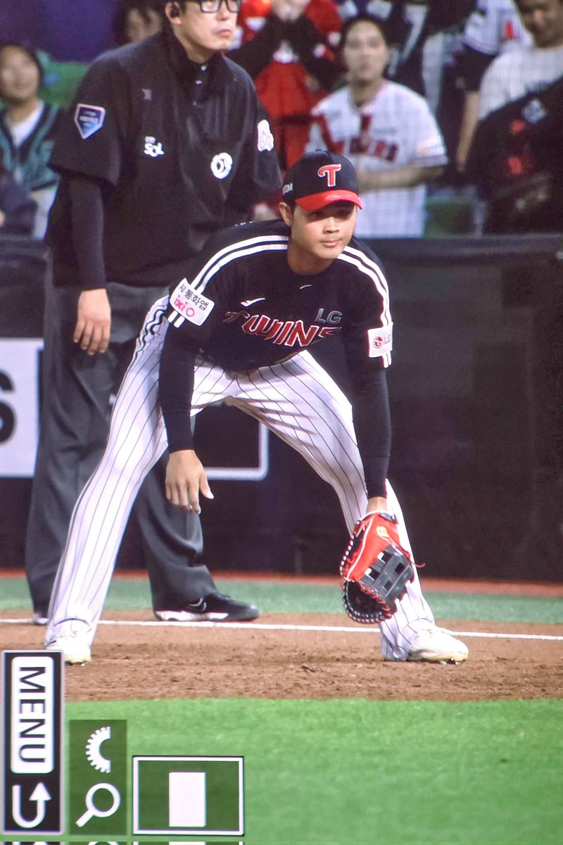 m0de_7_'s tweet photo. 영빈이 1루 미트는 없어가지구 맨날 미트 빌려썼었는데 이번 덥비씨 끝나고 박해민이 글러브 두 개 선물해줫대....,,,,,🥹
그래서 지금은 (아마) 박해민이 덥비씨 때 쓰던거 쓰는 중 https://t.co/YnWug9NdML