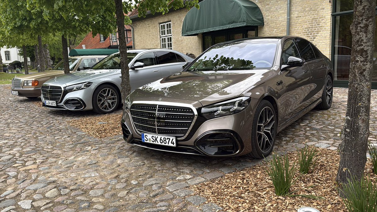 W223前期よりは良いけれど、W222後期のほうがまだ好きな感じ。ドア