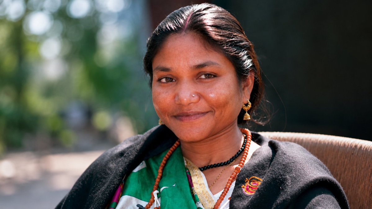 WhenItHappenedX's tweet photo. In the lawless ravines of northern India, a young woman from a low-caste family rose to become one of the most feared and famous outlaws of the 20th century.  

Her name was Phoolan Devi — known to the world as the Bandit Queen.  

From victim of brutal oppression to feared dacoit leader and later politician, her life remains one of India’s most controversial and compelling stories. 🧵