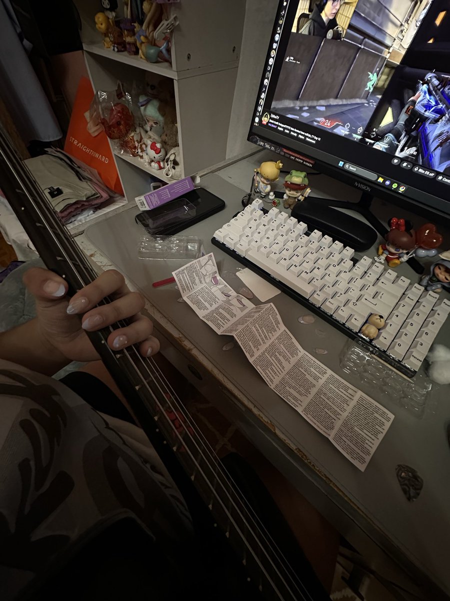 choklateVT's tweet photo. imagine being a bassist and having nails 😛 https://t.co/ZtFLoW29Ke