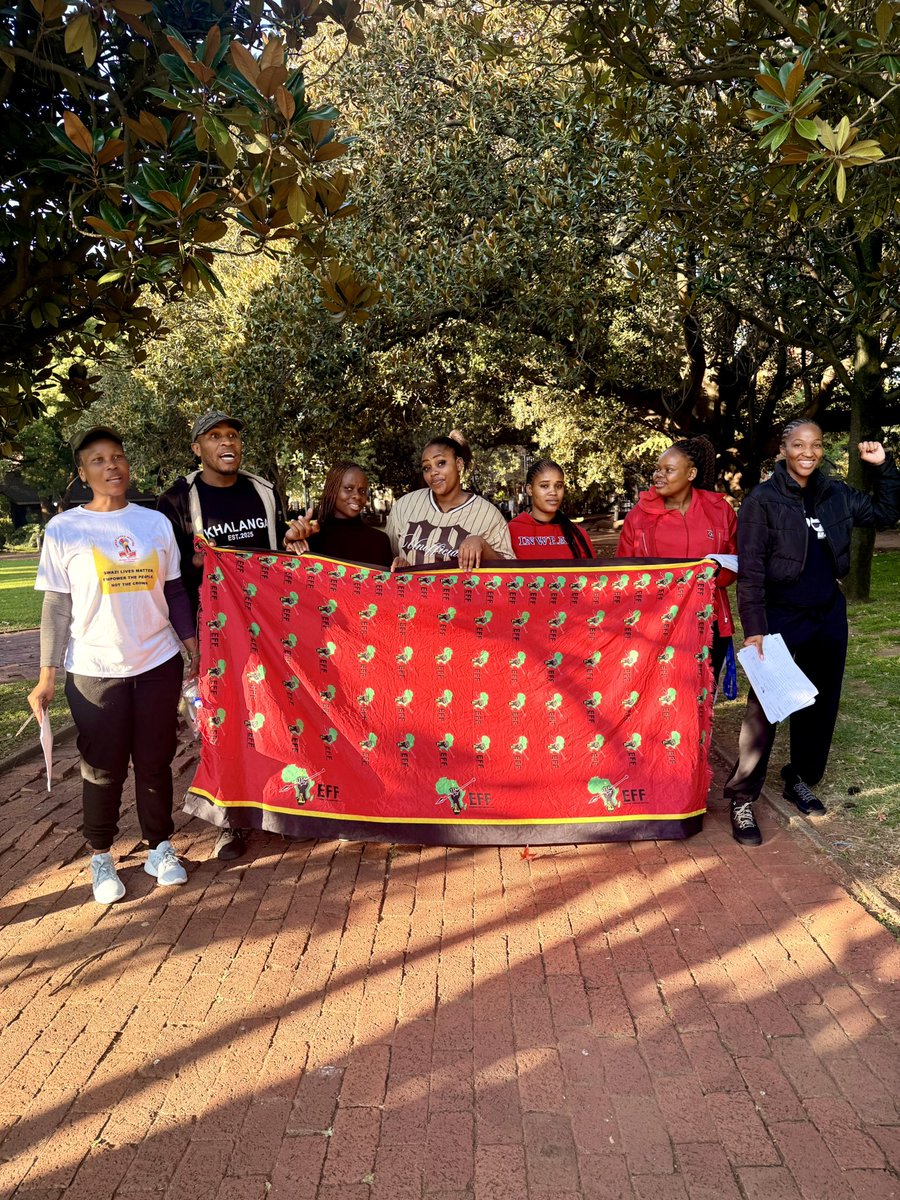 mathebe32's tweet photo. Clarion call answered. The ground remain our dancing floor. My EFF Red Friday.🤏🏾❤️💚🖤✊🏾#RegisterToVoteEFF #EFFRedFriday #EFFJune16Rally @EFFSouthAfrica https://t.co/lsYbL0Ng2h