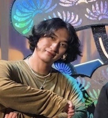 E025EO's tweet photo. 아니 ai로 합성해서 
원래있던 3명 조금씩 표독? 스러워진거 존나웃기네 https://t.co/I1aGXdJF8f