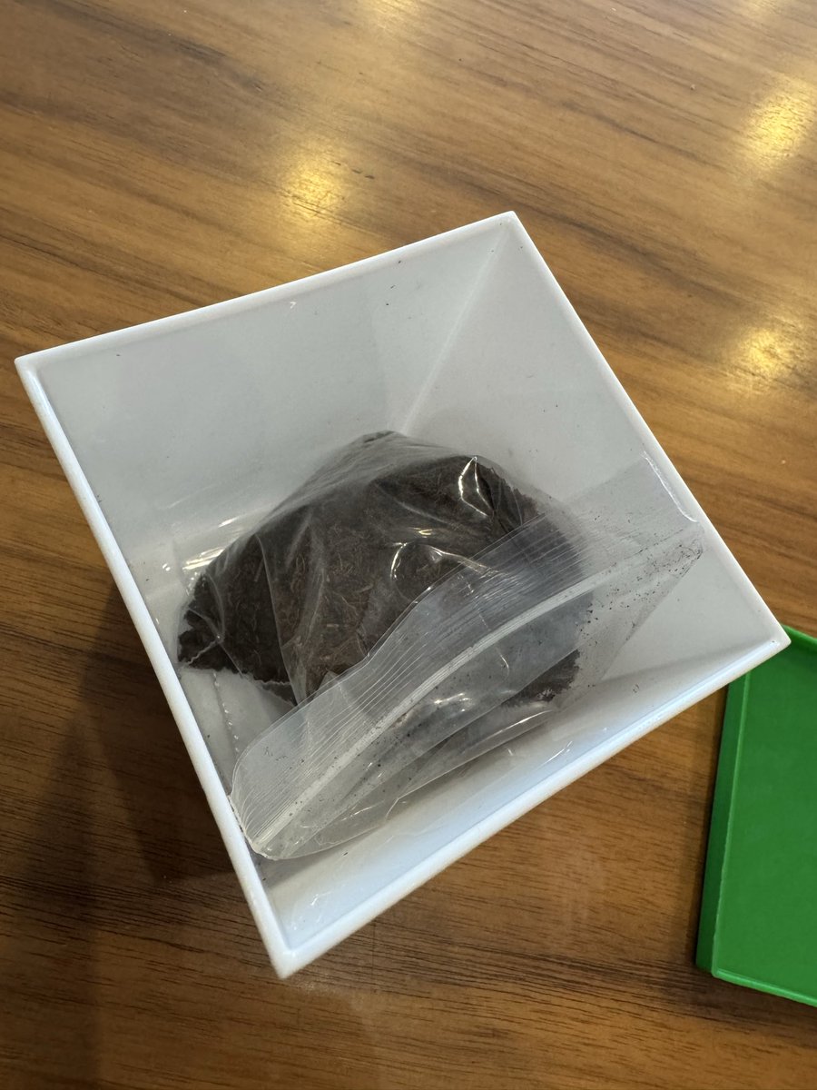 BoraBalar's tweet photo. Ben böyle saçma sapan bir PR kampanyası görmedim. Fuzul Topraktan, malzemeyi, kurye hizmetini, zamanı, parayı boşa harcayarak bunu yollamış. “Toprağınız olsun” göndermesi herhalde. Onca masrafa yazık günah yahu. Bir fidan dikseydiniz bari adımıza. @FuzulTopraktan https://t.co/hBC7aOPhFK