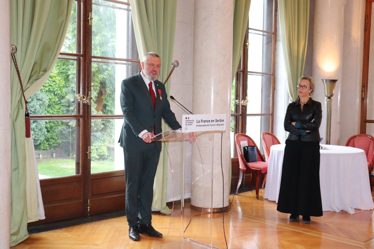 FranceenSerbie's tweet photo. Remise par l’ambassadrice des insignes d’officier de la Légion d’honneur à l’ambassadeur d’Ukraine, Oleksandr Lytvynenko. 

Un moment fort à la Résidence de 🇫🇷, placé sous le signe de l’amitié 🇫🇷🇺🇦 et du soutien de la France à l’Ukraine dans le contexte de l’agression russe. https://t.co/Olot7AHxXL