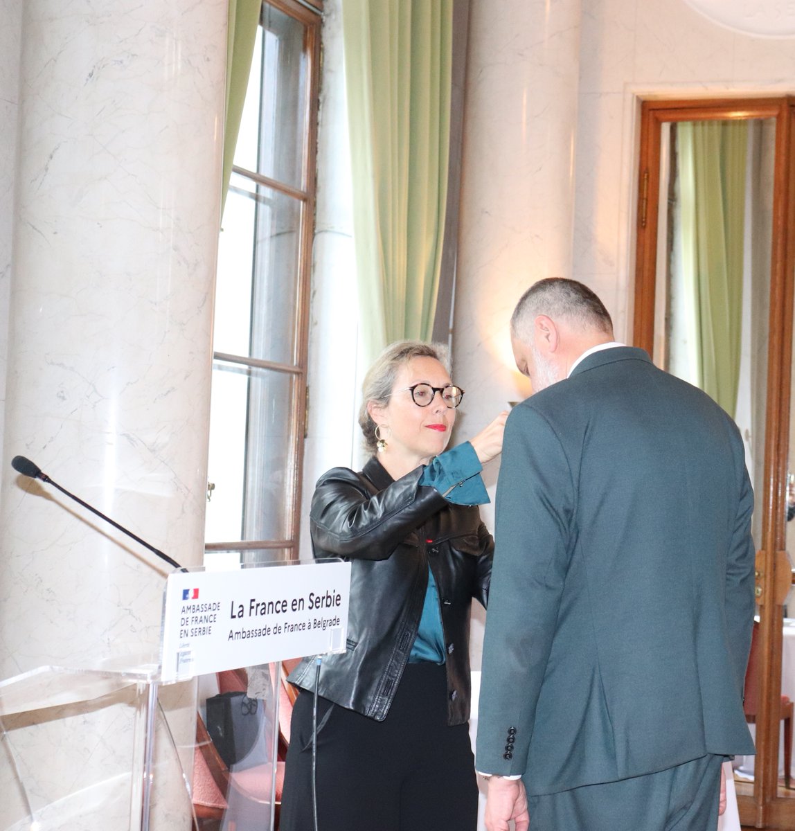 FranceenSerbie's tweet photo. Remise par l’ambassadrice des insignes d’officier de la Légion d’honneur à l’ambassadeur d’Ukraine, Oleksandr Lytvynenko. 

Un moment fort à la Résidence de 🇫🇷, placé sous le signe de l’amitié 🇫🇷🇺🇦 et du soutien de la France à l’Ukraine dans le contexte de l’agression russe. https://t.co/Olot7AHxXL