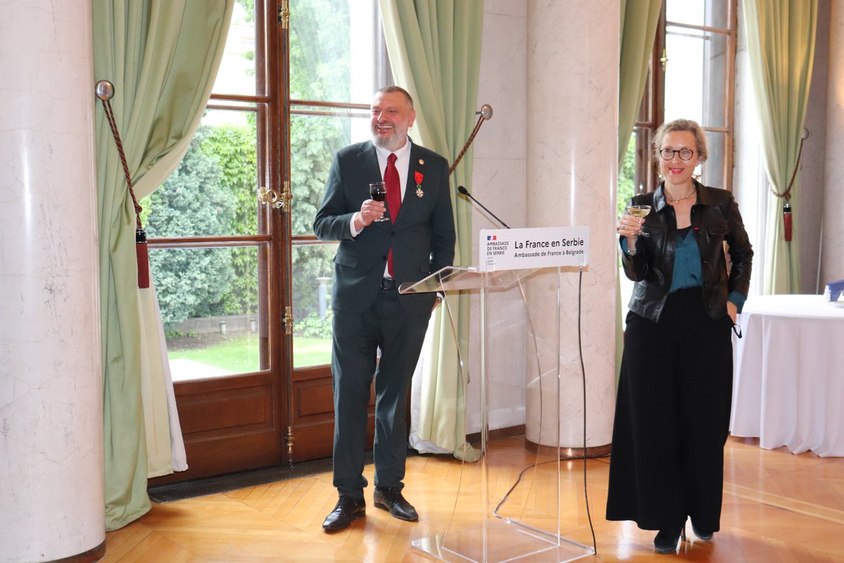 FranceenSerbie's tweet photo. Remise par l’ambassadrice des insignes d’officier de la Légion d’honneur à l’ambassadeur d’Ukraine, Oleksandr Lytvynenko. 

Un moment fort à la Résidence de 🇫🇷, placé sous le signe de l’amitié 🇫🇷🇺🇦 et du soutien de la France à l’Ukraine dans le contexte de l’agression russe. https://t.co/Olot7AHxXL
