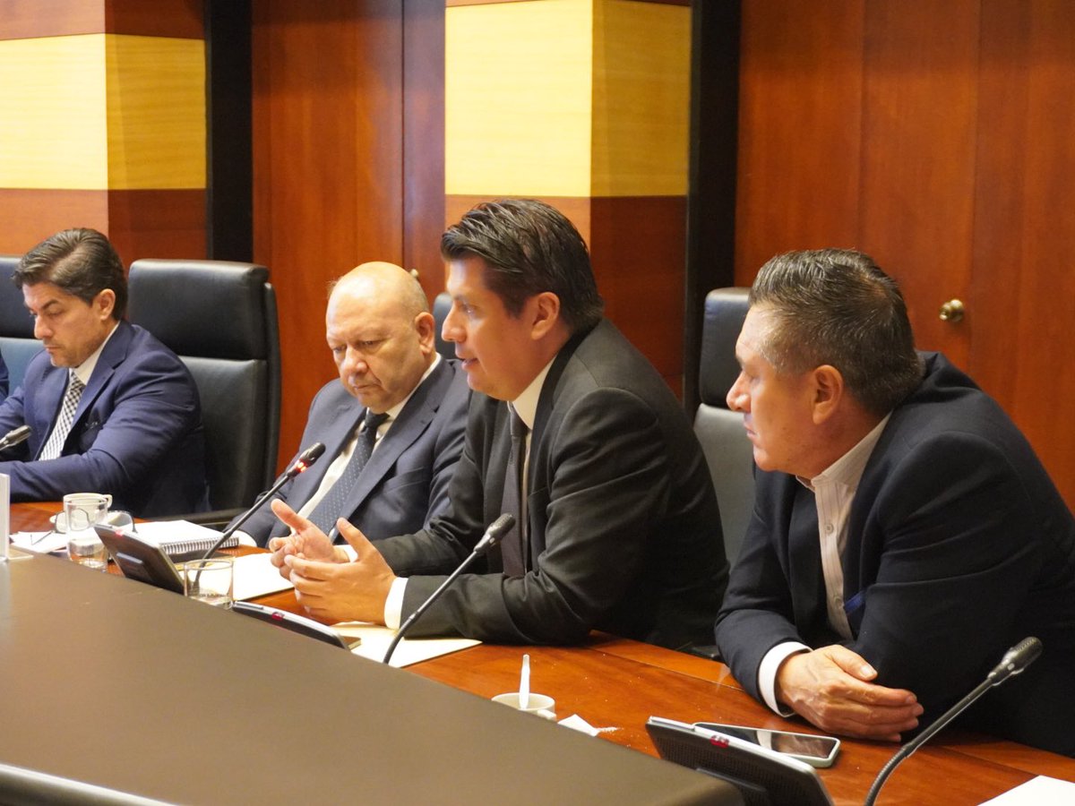 ANDINATICECU's tweet photo. 🤝🇪🇨🇵🇪 El presidente de ANDINATIC, Christian Chávez, participó en la reunión binacional entre Ecuador y Perú, junto a autoridades de Gobierno, Producción, Comercio Exterior y Cancillería, para avanzar en soluciones que fortalezcan al transporte internacional de carga pesada. 🚛🌎 https://t.co/EOszPG8GPW
