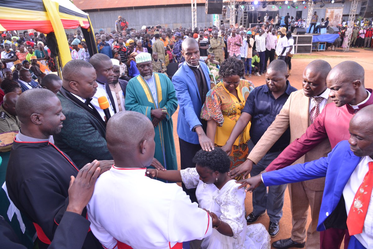 SaltTvUganda's tweet photo. Pr. Bujjingo prays for blessings, grace, and success in all situations for Kaliro District Woman MP Hon. Brenda Namukuta. #SaltMediaUpdates #Kaliro #ThanksGivingParty https://t.co/THtYgxxElJ