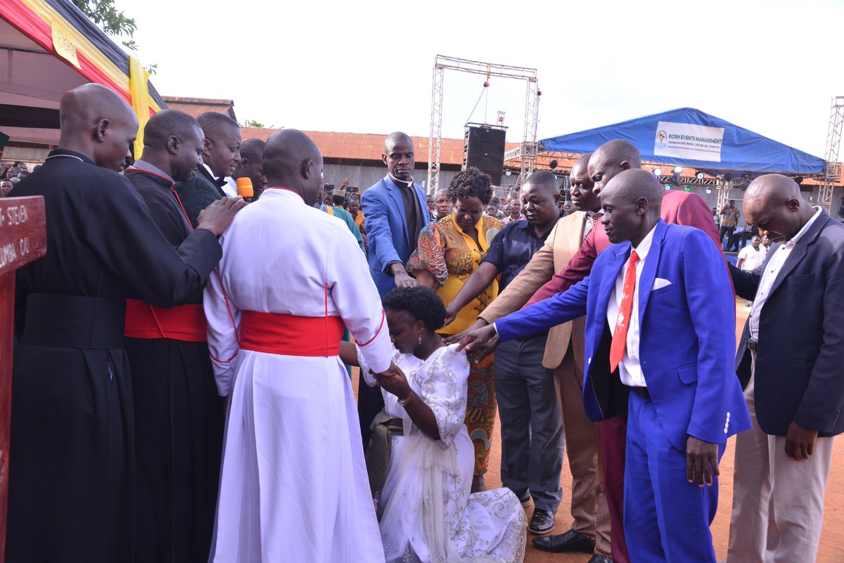 SaltTvUganda's tweet photo. Pr. Bujjingo prays for blessings, grace, and success in all situations for Kaliro District Woman MP Hon. Brenda Namukuta. #SaltMediaUpdates #Kaliro #ThanksGivingParty https://t.co/THtYgxxElJ