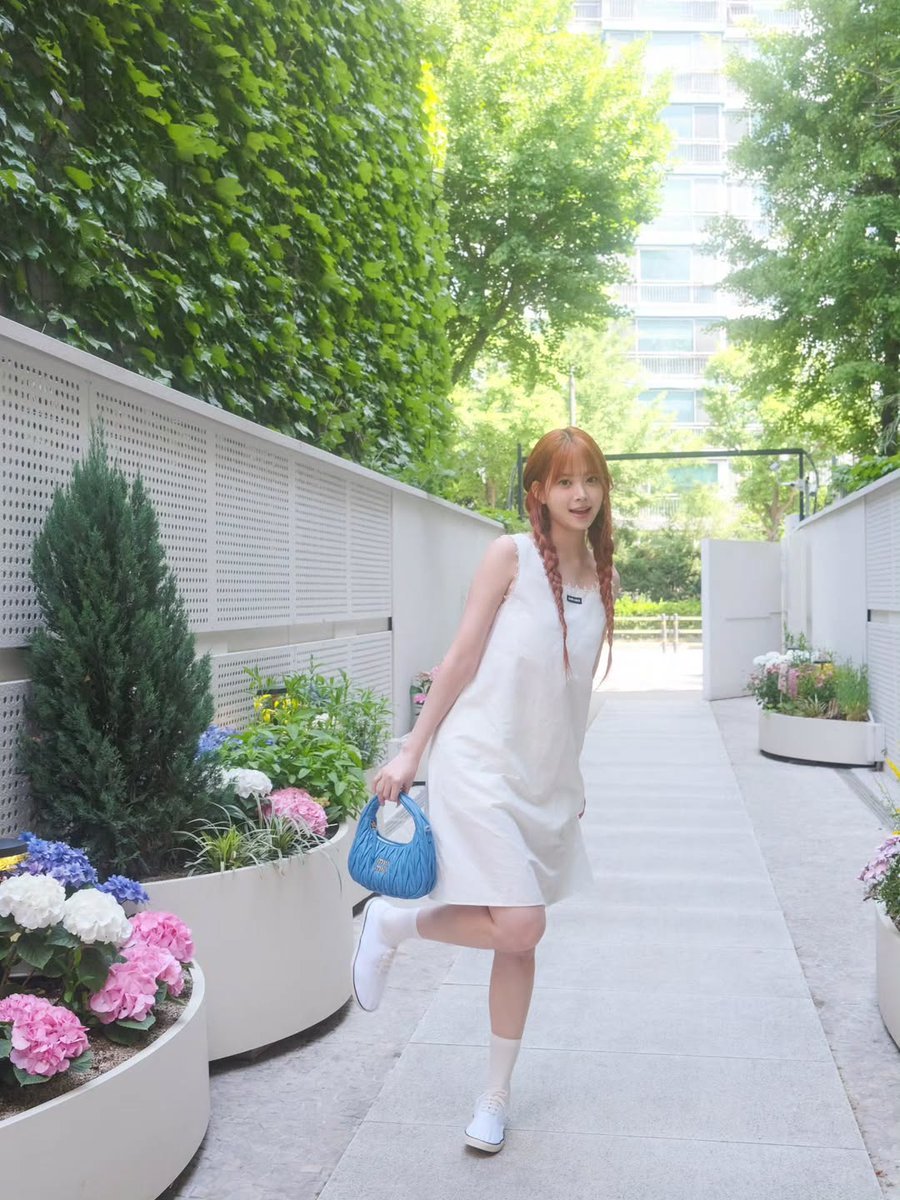 eulnchae's tweet photo. I didnt plan on taking this many pictures, but the moment I saw the flowers, soft lighting, and tiny garden walkway, I instantly felt like I stepped inside one of those dreamy coming of age movies. Everything felt so peaceful and pretty that I just wanted to stay there forever 🤍 https://t.co/F7nGJz1xLT