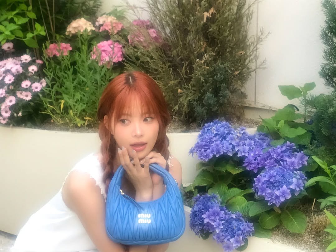 eulnchae's tweet photo. I didnt plan on taking this many pictures, but the moment I saw the flowers, soft lighting, and tiny garden walkway, I instantly felt like I stepped inside one of those dreamy coming of age movies. Everything felt so peaceful and pretty that I just wanted to stay there forever 🤍 https://t.co/F7nGJz1xLT