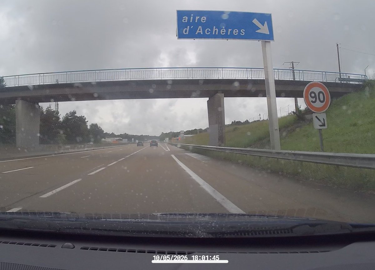 Ju_Bonnet's tweet photo. 1/4 - Erreur d'affichage du prix des carburants constatée à une station Leclerc, aire d'Achères A6 Lyon-Paris dimanche dernier ⬇️ https://t.co/5FU2c6pTv8