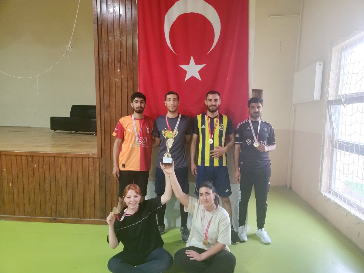 Siverek_GM's tweet photo. Bugün, Gençlik Haftası’nın açılışına özel olarak HRÜ Siverek MYO gençleriyle düzenlediğimiz voleybol turnuvasının final heyecanını yaşadık. 🏐
Turnuvada birinci olan takımımızı tebrik ediyor, mücadeleye ortak olan tüm gençlerimize teşekkür ediyoruz.💙
@OA_BAK @gencliksporbak https://t.co/t6PluBK2DM