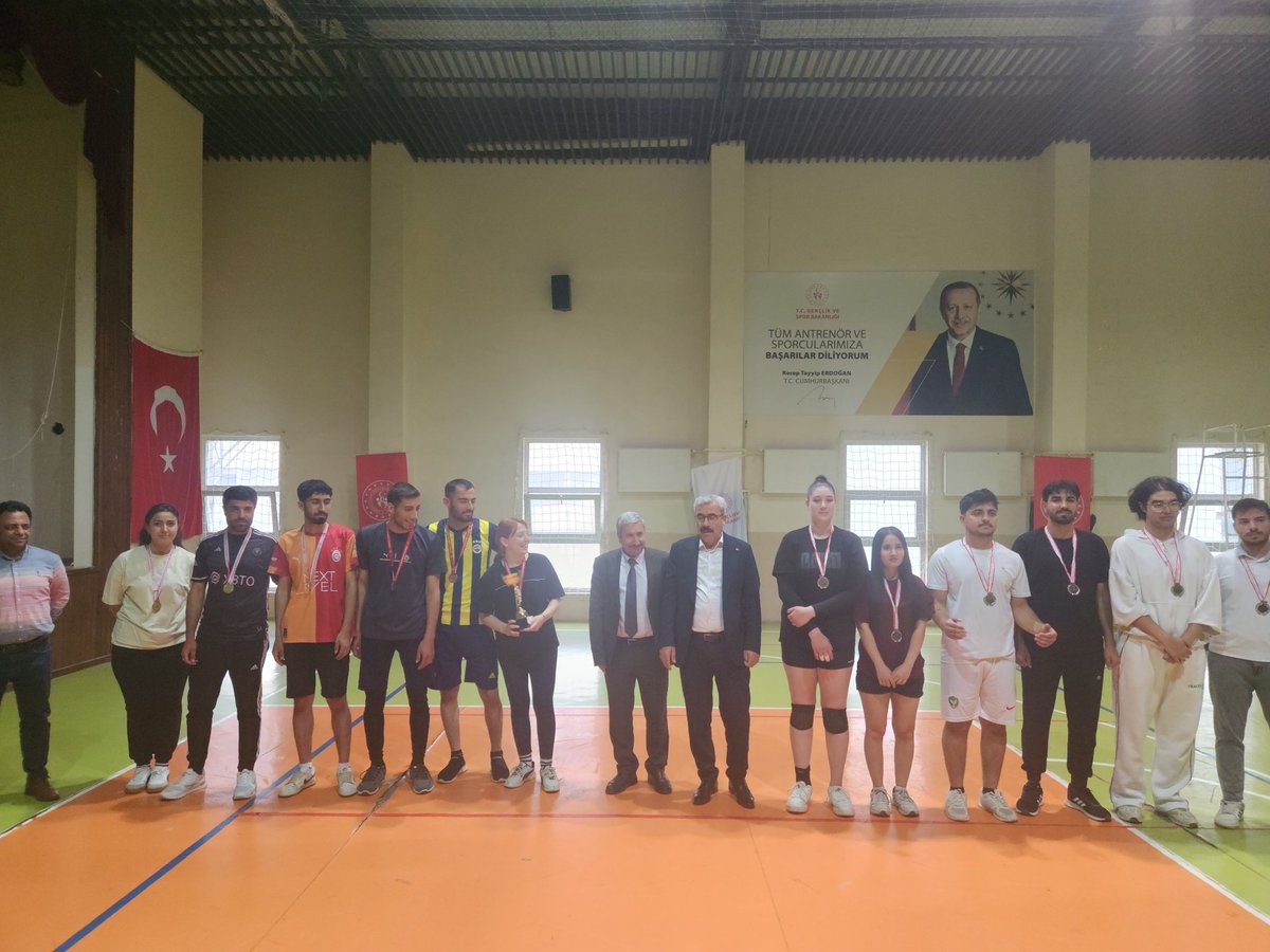 Siverek_GM's tweet photo. Bugün, Gençlik Haftası’nın açılışına özel olarak HRÜ Siverek MYO gençleriyle düzenlediğimiz voleybol turnuvasının final heyecanını yaşadık. 🏐
Turnuvada birinci olan takımımızı tebrik ediyor, mücadeleye ortak olan tüm gençlerimize teşekkür ediyoruz.💙
@OA_BAK @gencliksporbak https://t.co/t6PluBK2DM