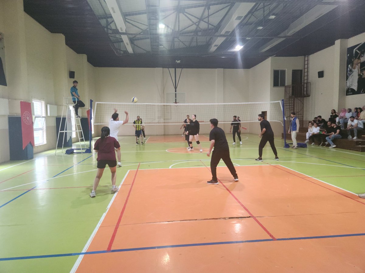Siverek_GM's tweet photo. Bugün, Gençlik Haftası’nın açılışına özel olarak HRÜ Siverek MYO gençleriyle düzenlediğimiz voleybol turnuvasının final heyecanını yaşadık. 🏐
Turnuvada birinci olan takımımızı tebrik ediyor, mücadeleye ortak olan tüm gençlerimize teşekkür ediyoruz.💙
@OA_BAK @gencliksporbak https://t.co/t6PluBK2DM