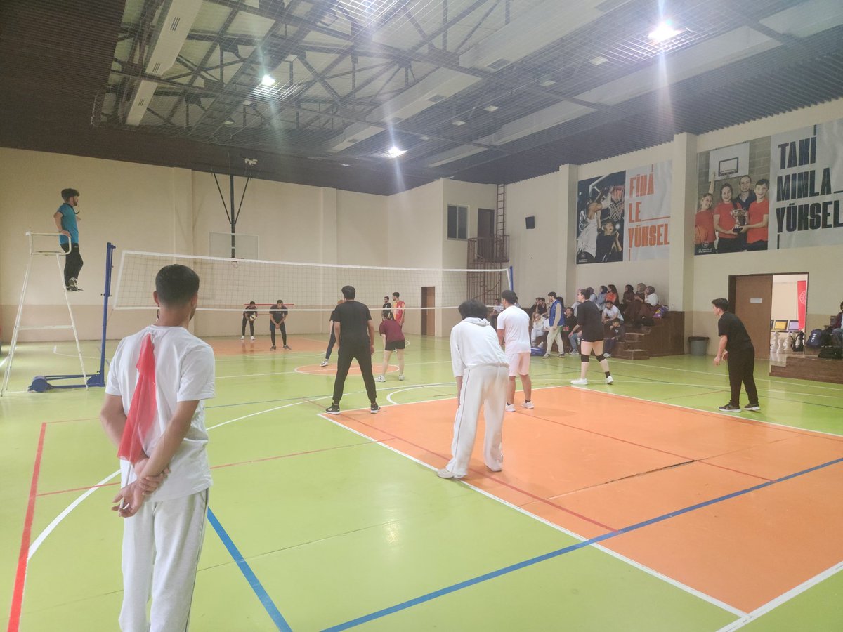 Siverek_GM's tweet photo. Bugün, Gençlik Haftası’nın açılışına özel olarak HRÜ Siverek MYO gençleriyle düzenlediğimiz voleybol turnuvasının final heyecanını yaşadık. 🏐
Turnuvada birinci olan takımımızı tebrik ediyor, mücadeleye ortak olan tüm gençlerimize teşekkür ediyoruz.💙
@OA_BAK @gencliksporbak https://t.co/t6PluBK2DM