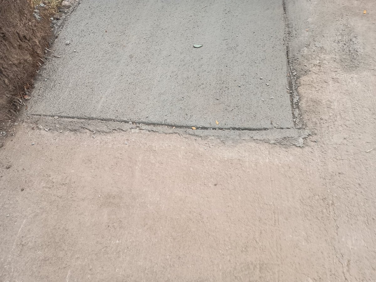 H4791229864's tweet photo. @aguas_andinas buen día, retiraron los escombros pero se puede apreciar la calidad del trabajo, donde era un hormigón armado en buenas condiciones así lo dejan y la calle llena de barro seco @SERNAC @SISS_CHILE https://t.co/SockgKONh5