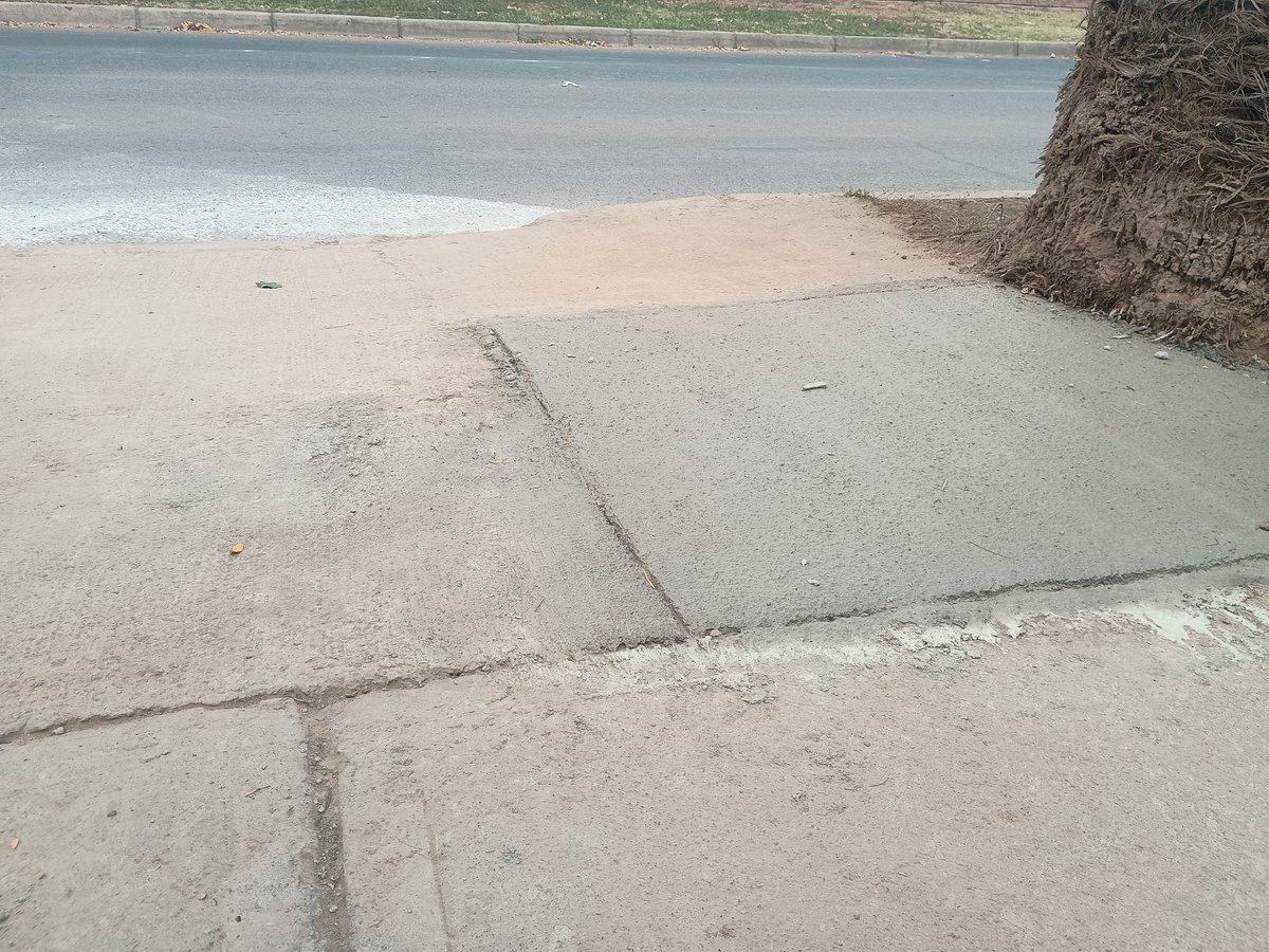 H4791229864's tweet photo. @aguas_andinas buen día, retiraron los escombros pero se puede apreciar la calidad del trabajo, donde era un hormigón armado en buenas condiciones así lo dejan y la calle llena de barro seco @SERNAC @SISS_CHILE https://t.co/SockgKONh5