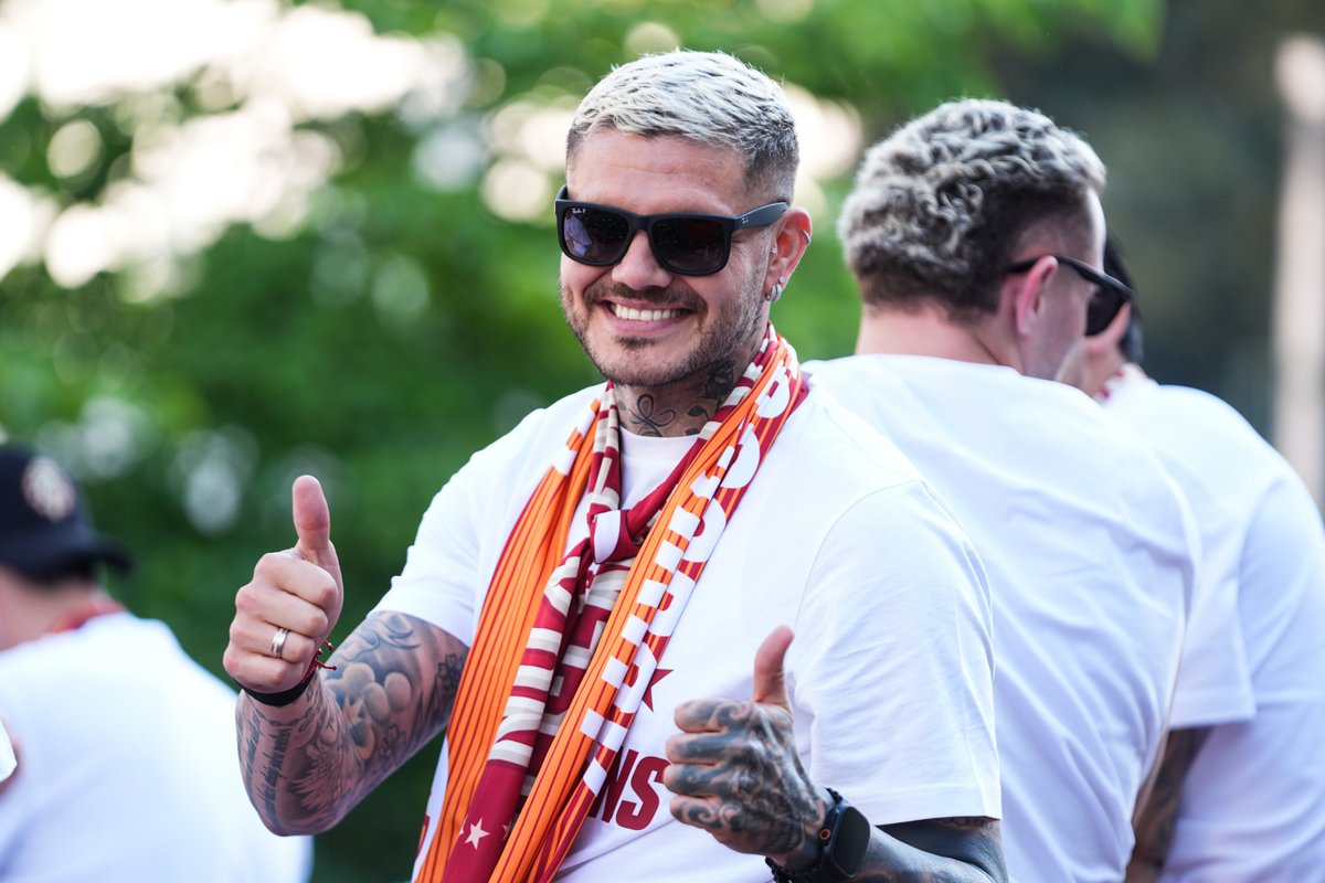 futbolarena's tweet photo. Şampiyonluk kutlamalarında Mauro Icardi. 🦁 https://t.co/fBgXkyzZLL