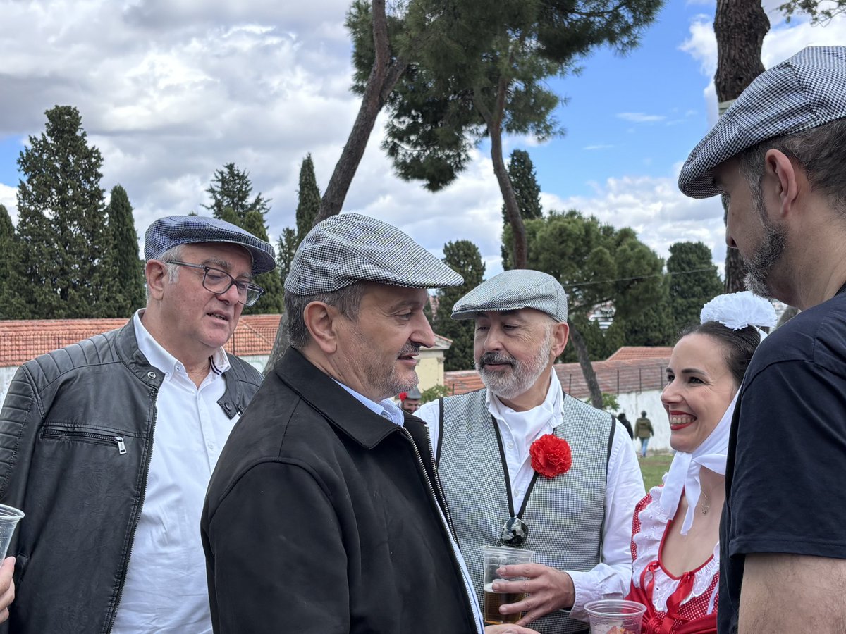 psoelatina's tweet photo. Madrid es su gente y sus barrios, su alegría y su Pradera de San Isidro vibrando otro 15 de mayo más.

Hoy hemos ido a ella con @pebarrero, @oscarlopeztwit, @MarotoReyes y @franmartagui y todos los madrileños, de nacimiento y adopción, a celebrar la verdadera esencia de nuestra ciudad, acogedora y solidaria frente a la caricatura del lujo y la privatización en que la quieren convertir.

❤️ ¡Feliz San Isidro! ¡Viva la Villa de Madrid! ❤️