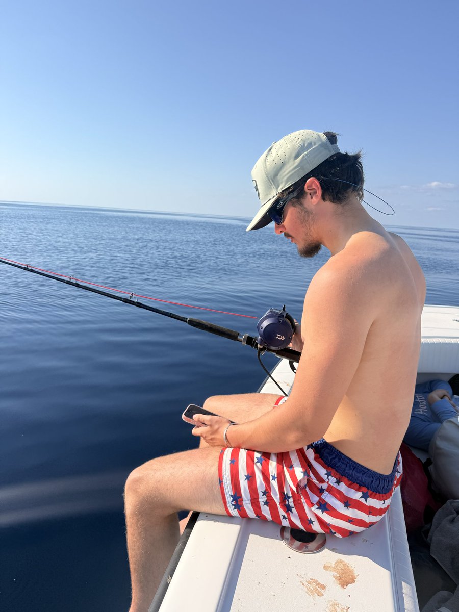 HudsonVossJCS's tweet photo. Checking DM’s 120 miles offshore - thank you @elonmusk and @Starlink - absolute game changer! #kingoftheocean #gulfofamerica https://t.co/1eCNhp4Fzw